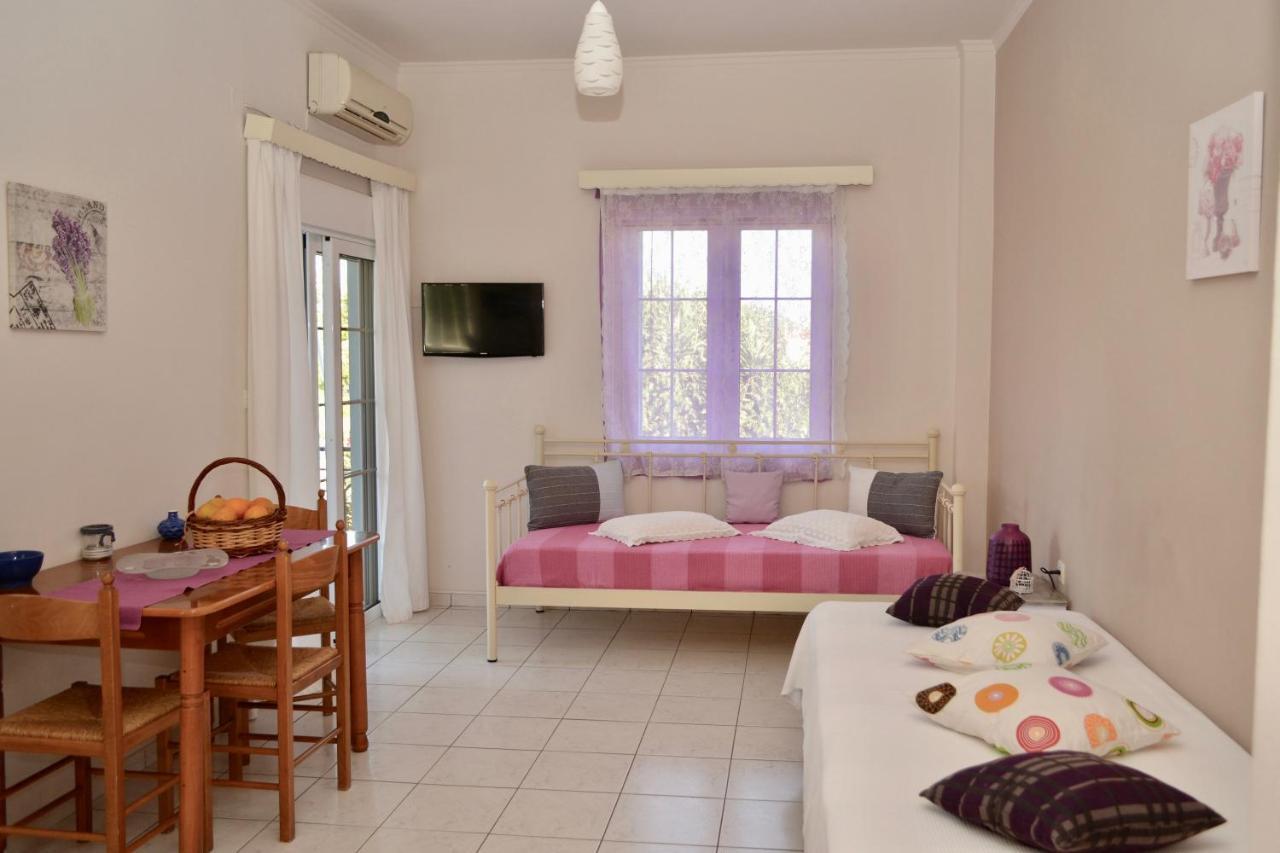 Troumpas Family Rooms & Apartments Leonídion Exterior foto